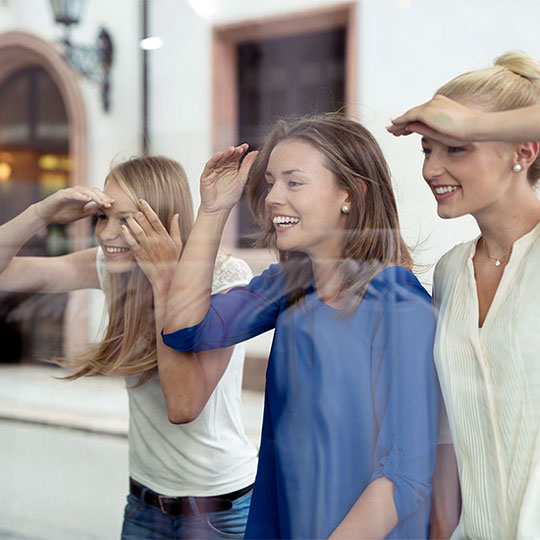 Kundinnen am Schaufenster